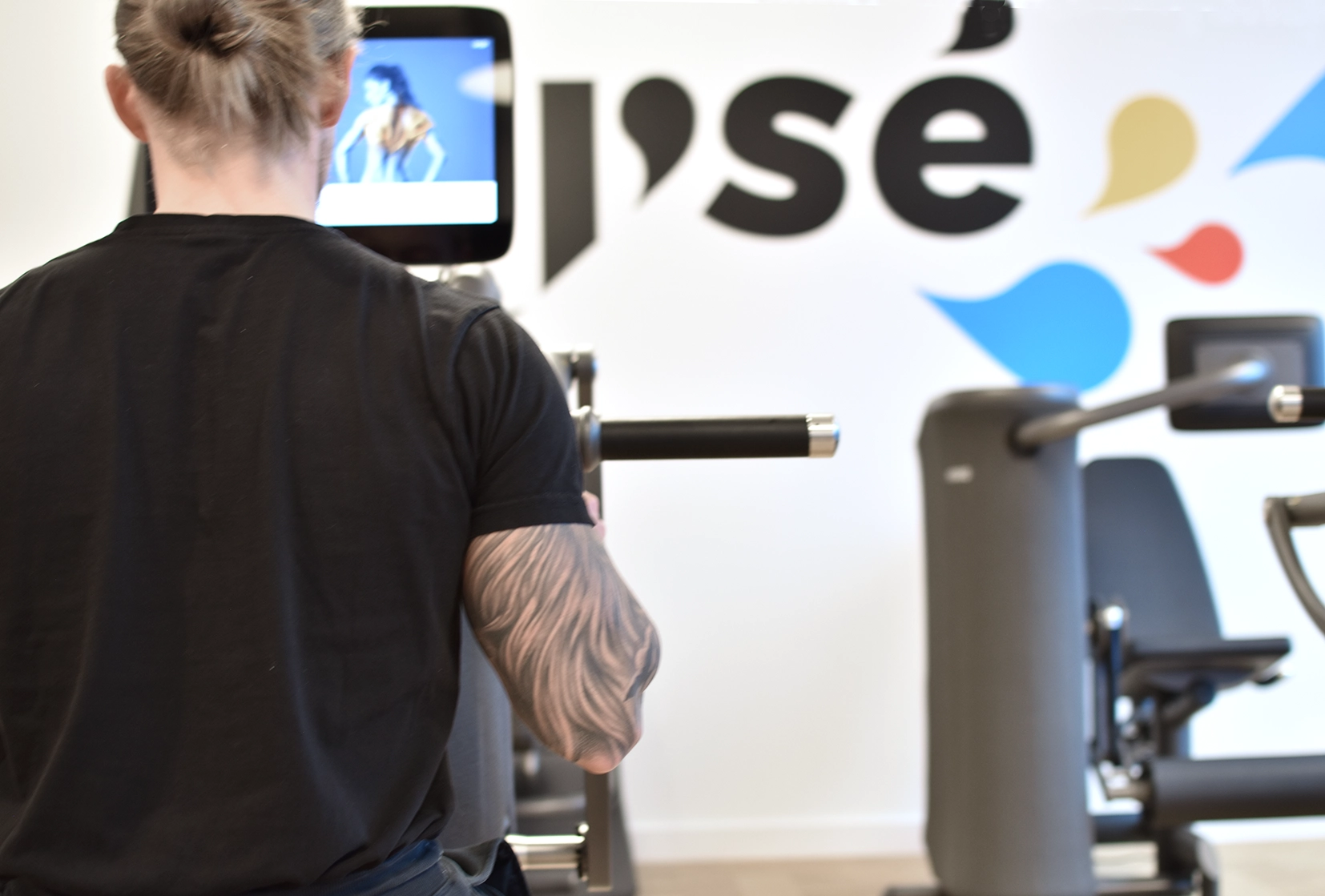 EGYM Training bei physé – Mitglied an einem smarten EGYM Fitnessgerät im Studio an den Schadowarkaden, Düsseldorf